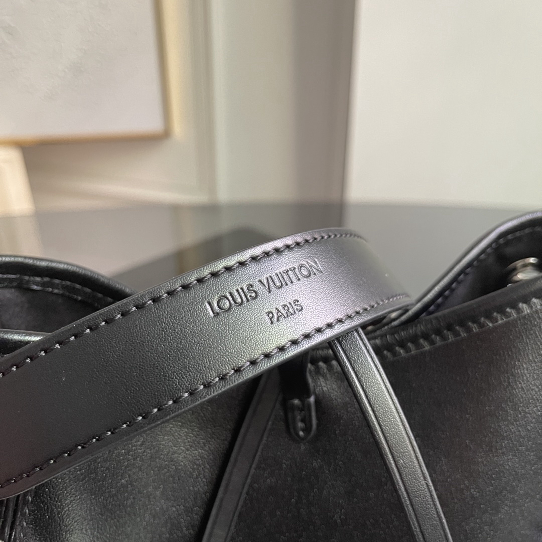 Louis Vuitton Handbag M12888 in Black