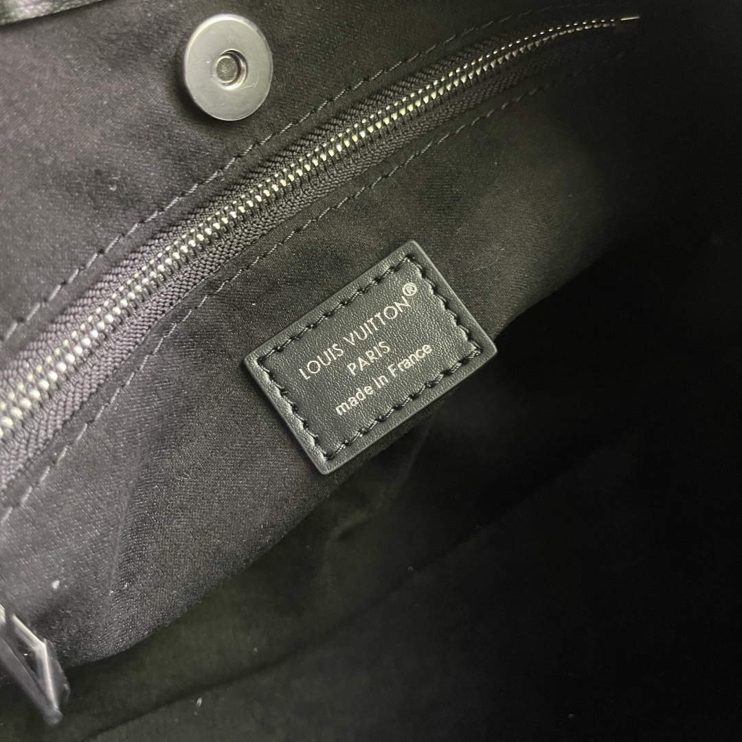 Louis Vuitton Handbag M12888 in Black