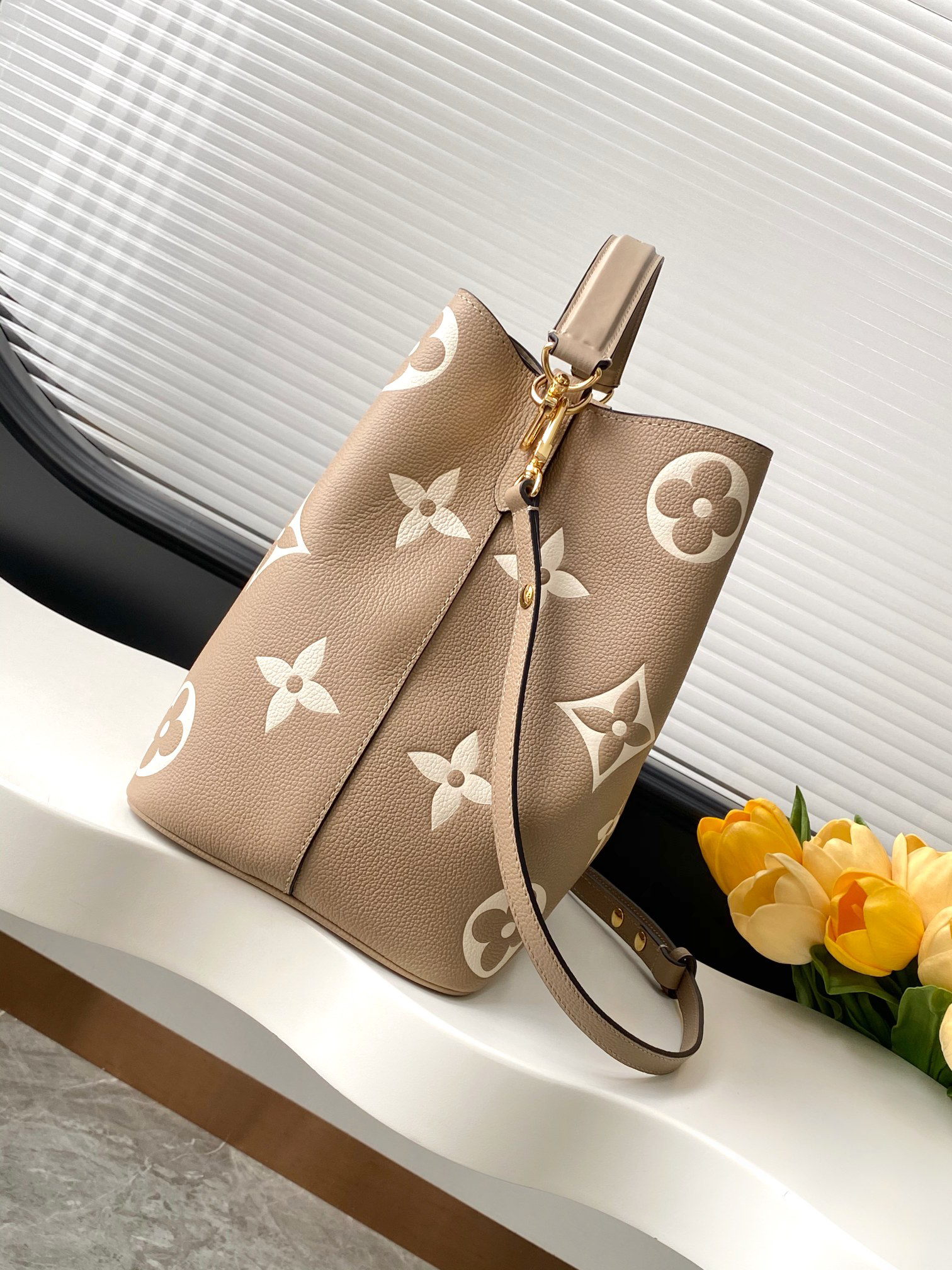 Louis Vuitton Bucket Bag M45497 in Black