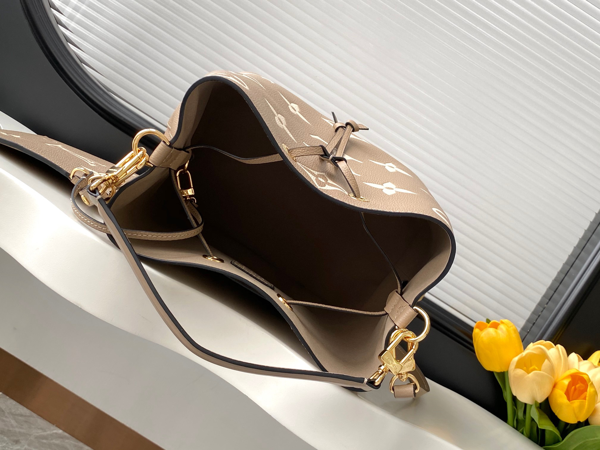 Louis Vuitton Bucket Bag M45497 in Black