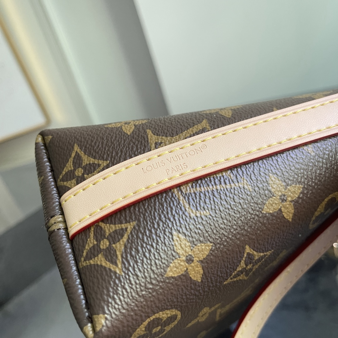 Louis Vuitton Handbag M29099