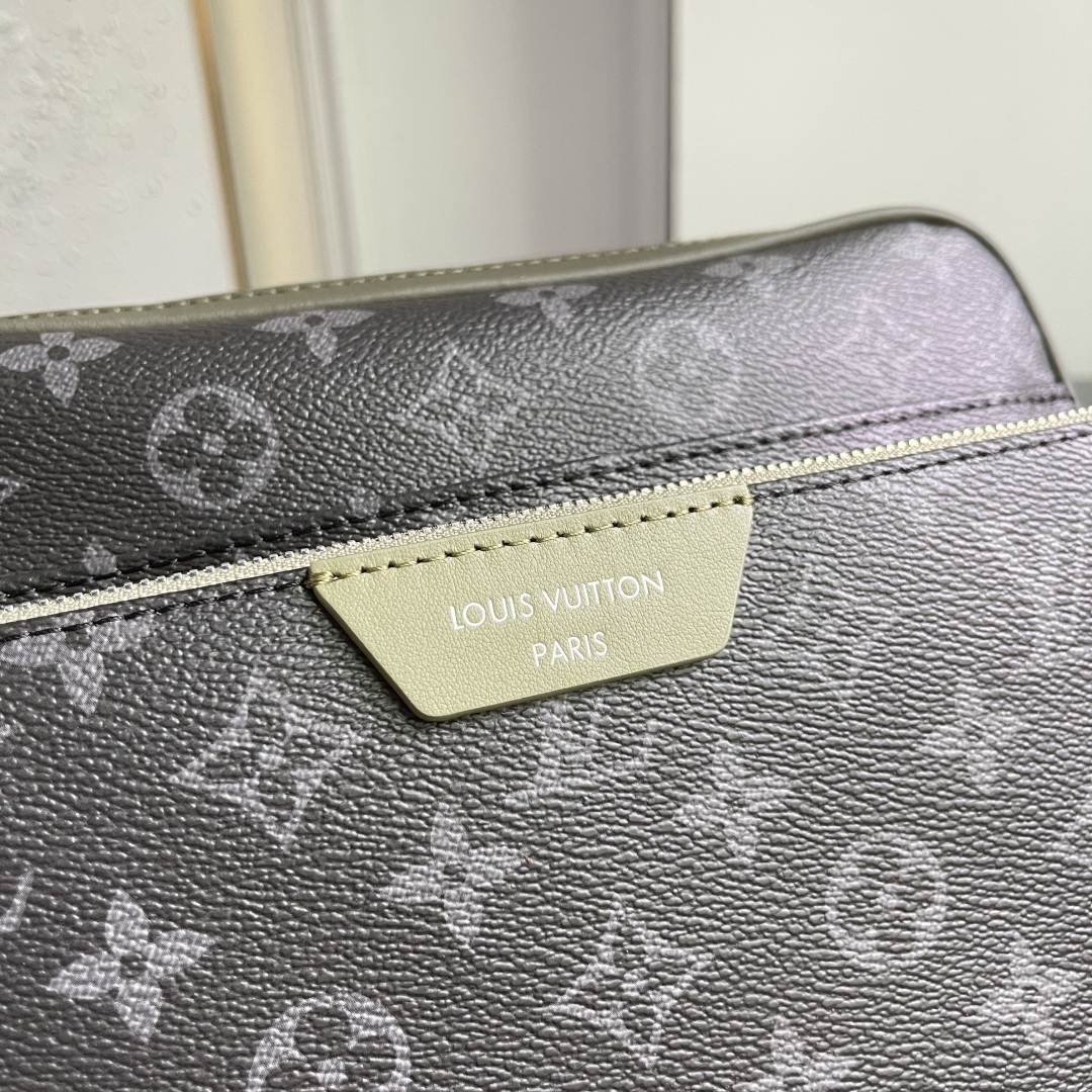 Louis Vuitton Messenger Bag M2862