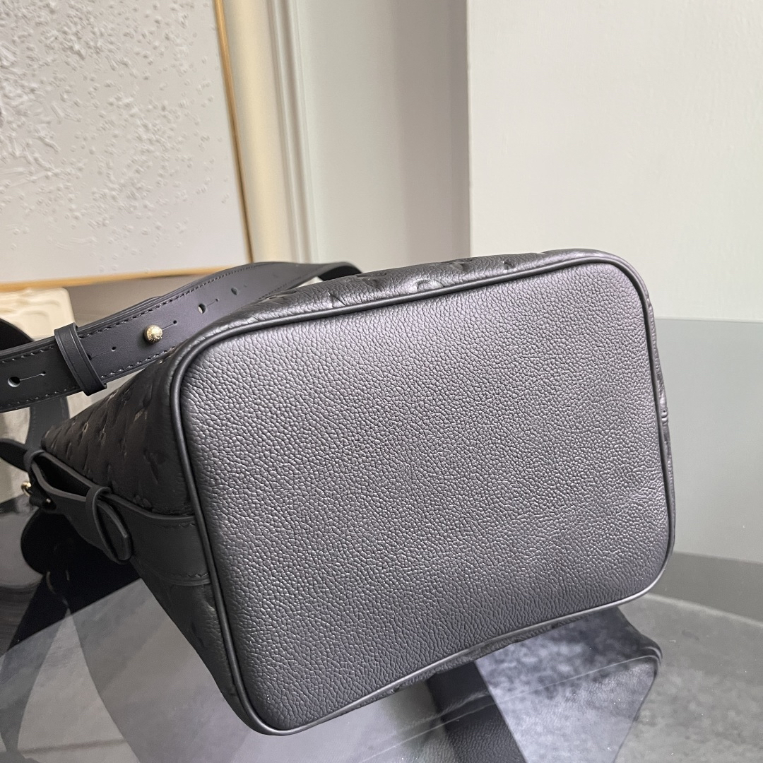 Louis Vuitton Bucket Bag M29090 in Black