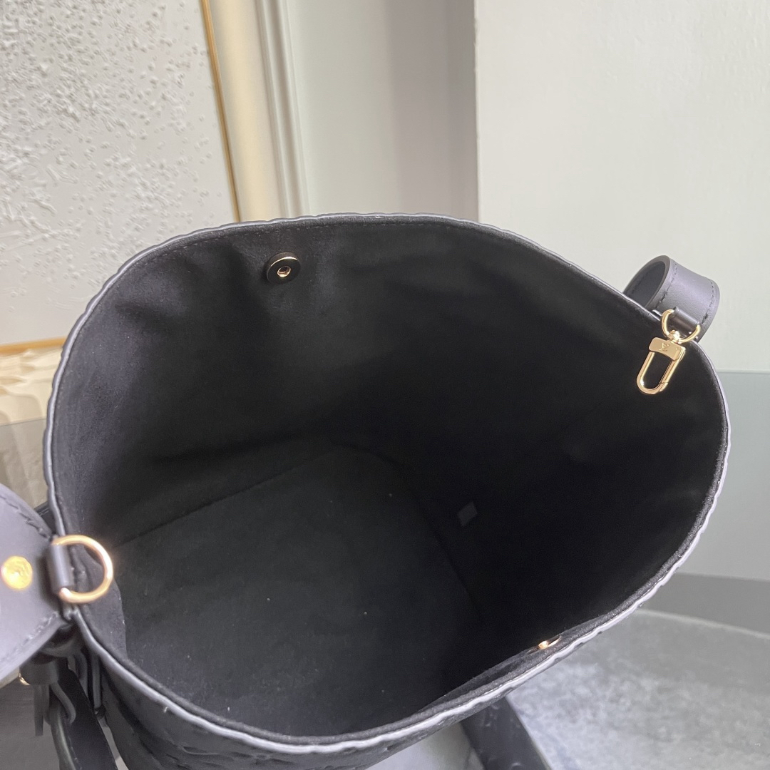 Louis Vuitton Bucket Bag M29090 in Black