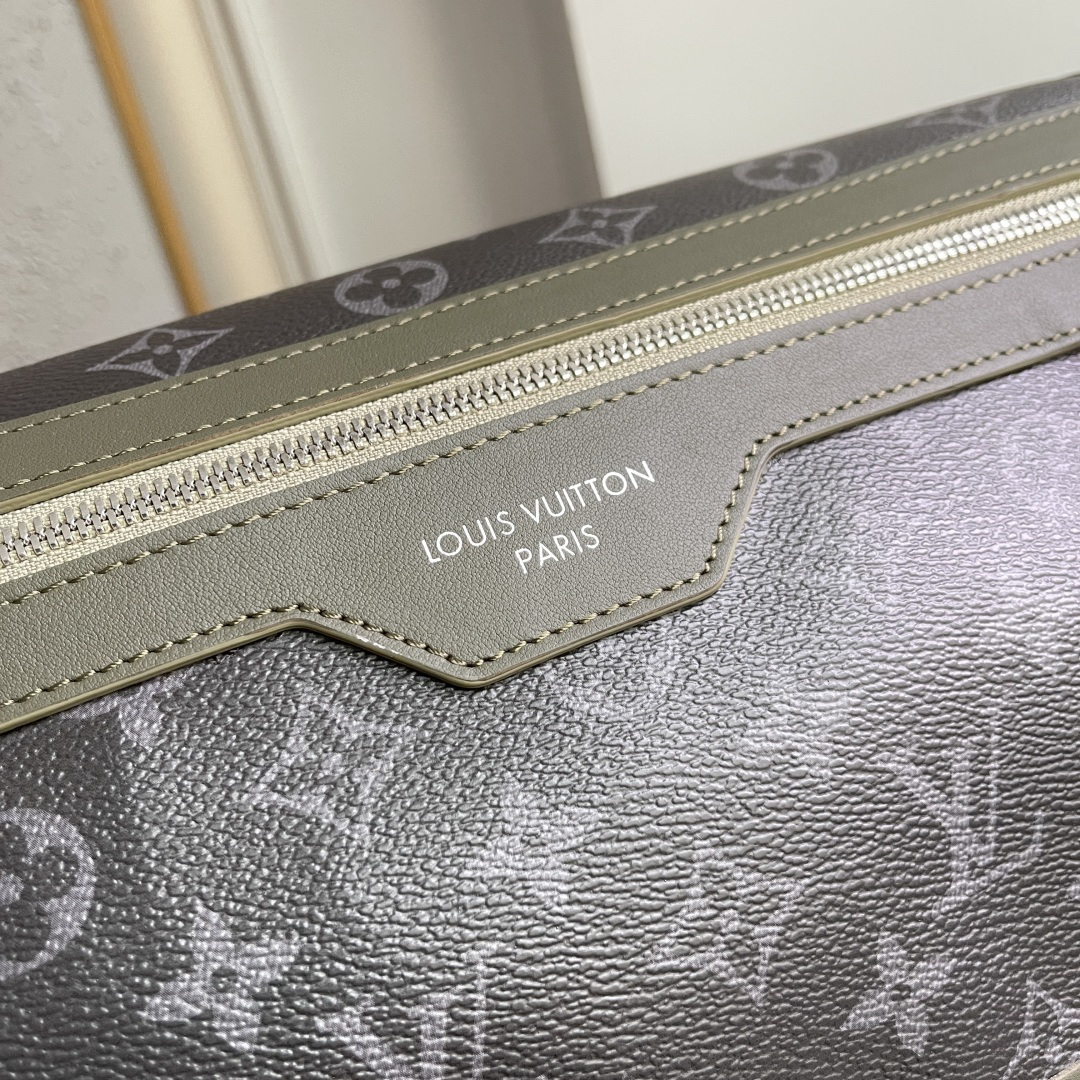 Louis Vuitton Messenger Bag M28629