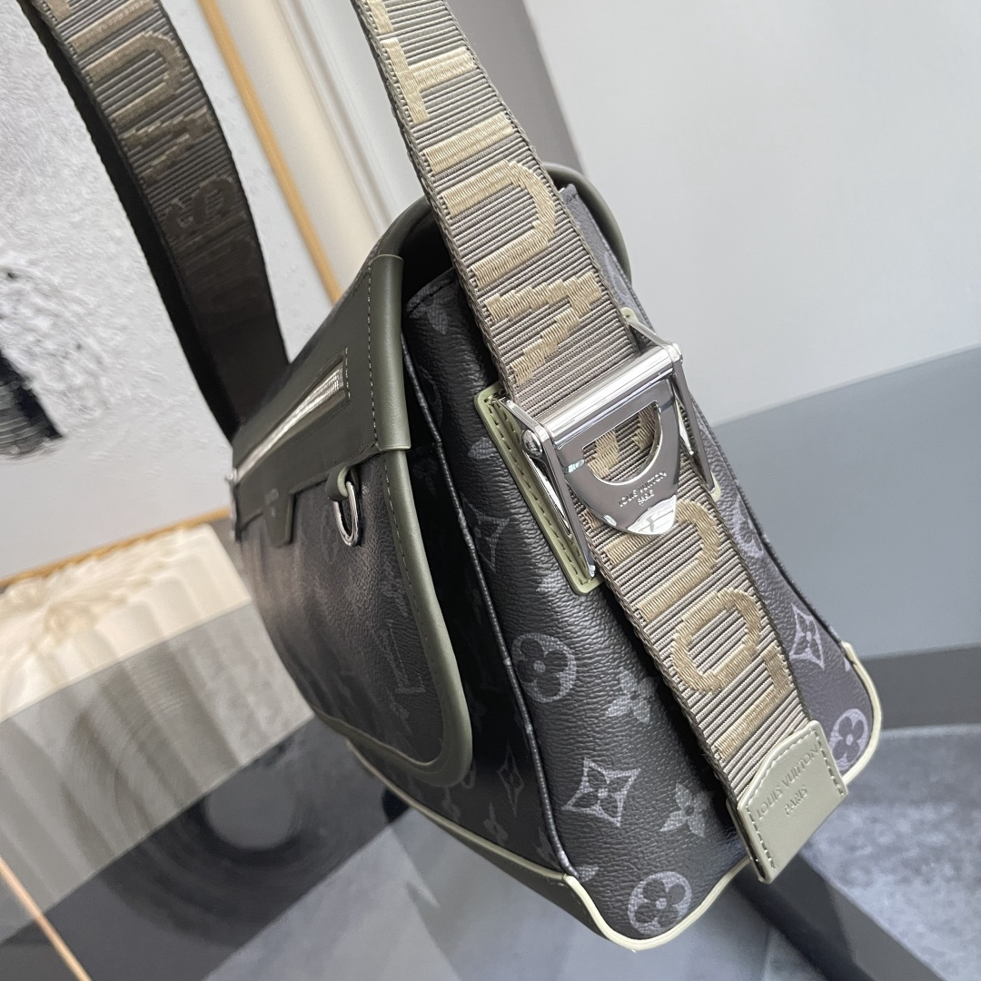 Louis Vuitton Messenger Bag M28629