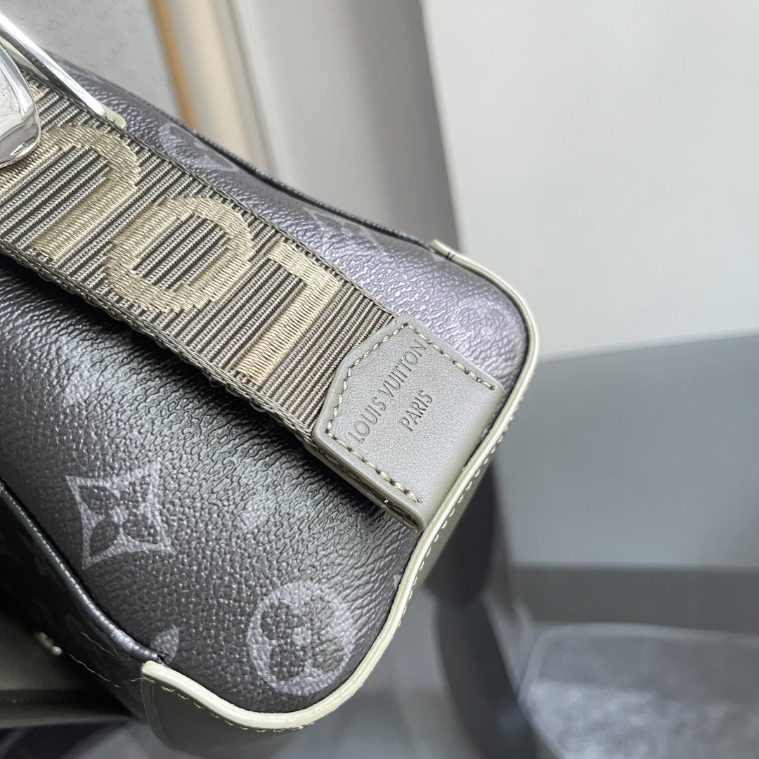 Louis Vuitton Messenger Bag M28629