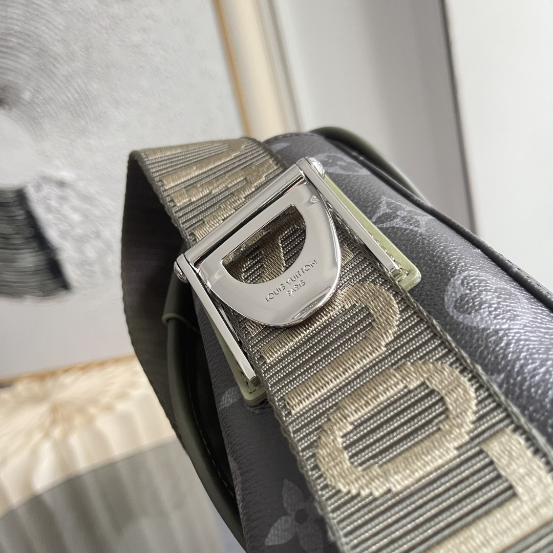 Louis Vuitton Messenger Bag M28629