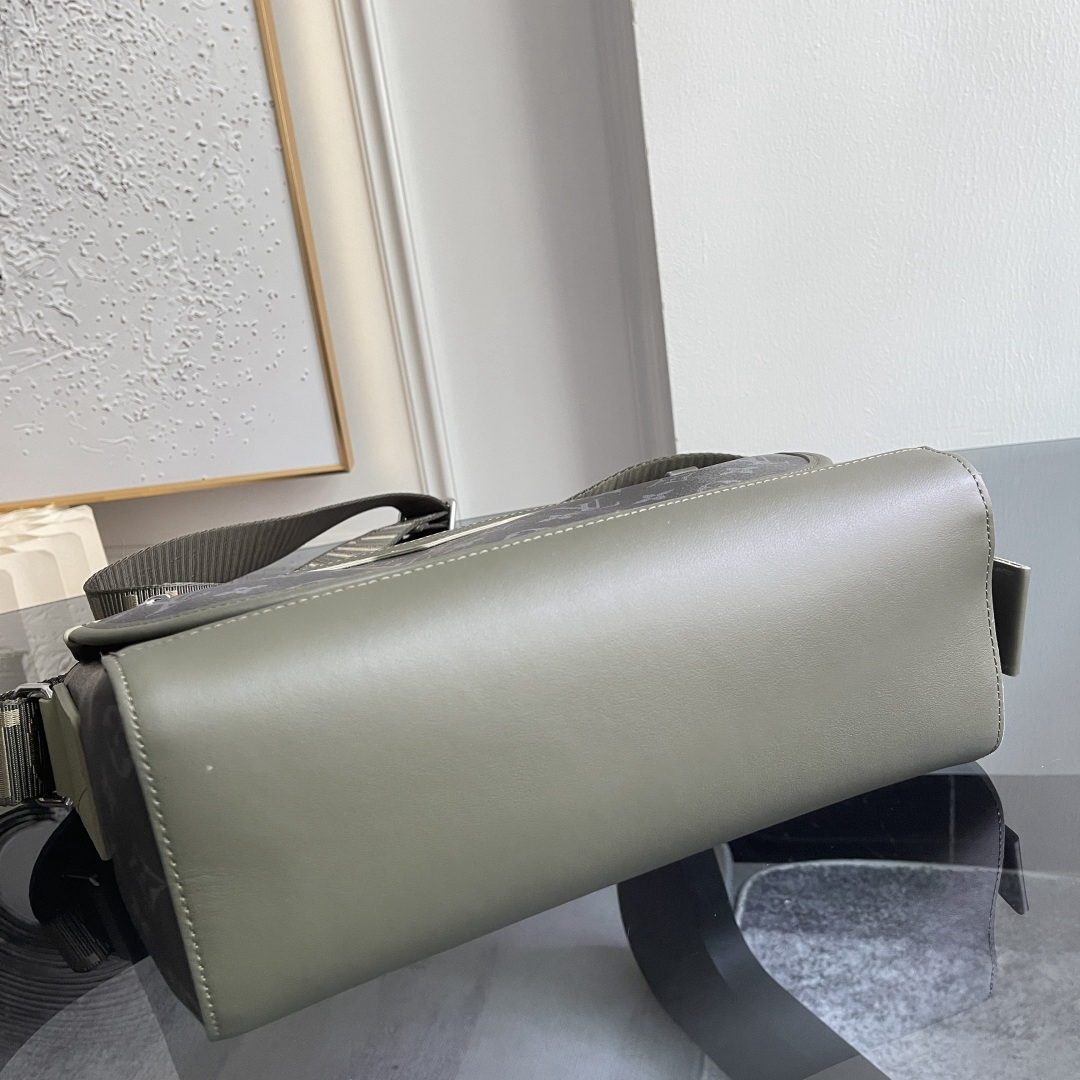 Louis Vuitton Messenger Bag M28629