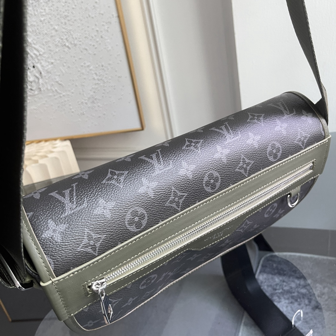 Louis Vuitton Messenger Bag M28629