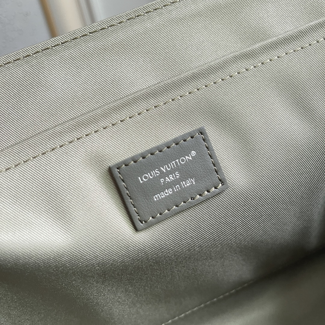 Louis Vuitton Messenger Bag M28629