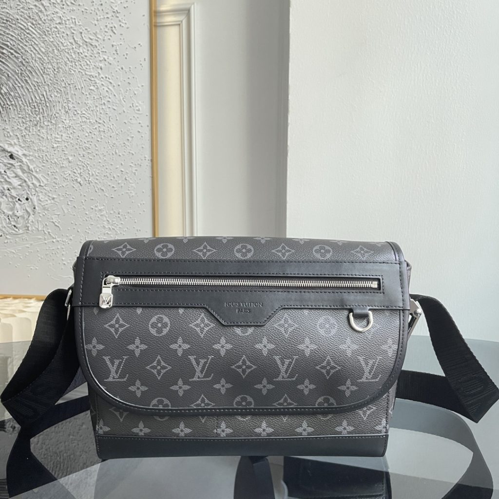 Louis Vuitton Messenger Bag M28630