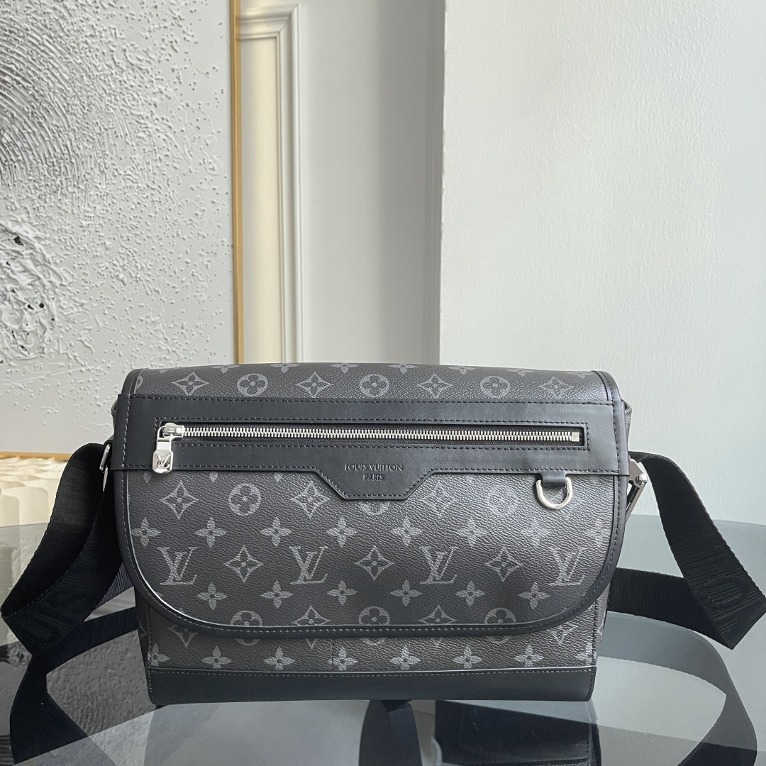 Louis Vuitton Messenger Bag M28630