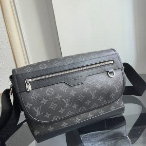 Louis Vuitton Messenger Bag M28630