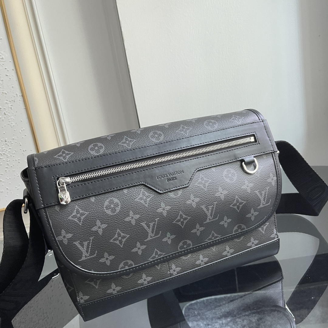 Louis Vuitton Messenger Bag M28630