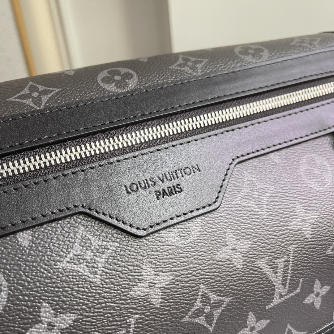 Louis Vuitton Messenger Bag M28630