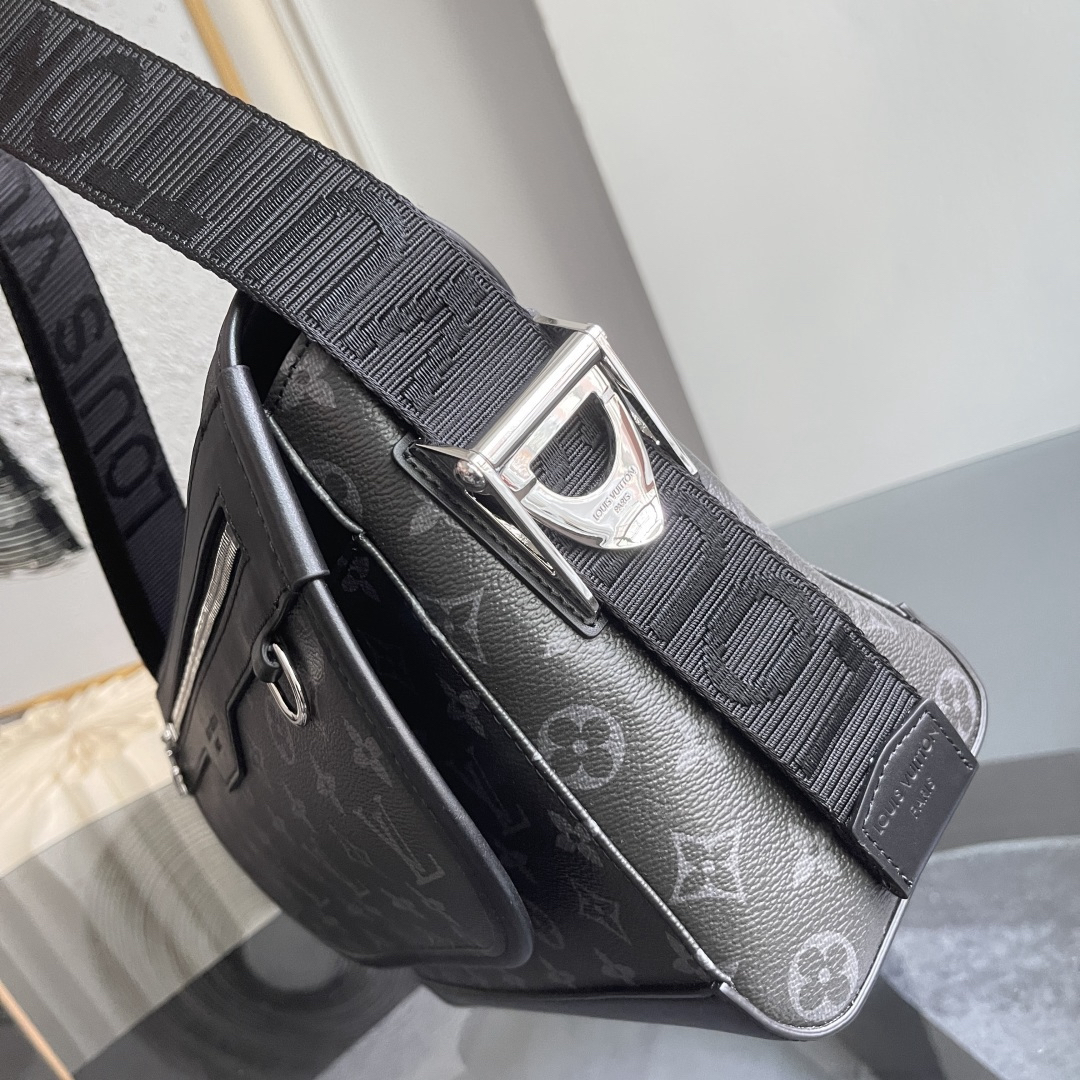 Louis Vuitton Messenger Bag M28630