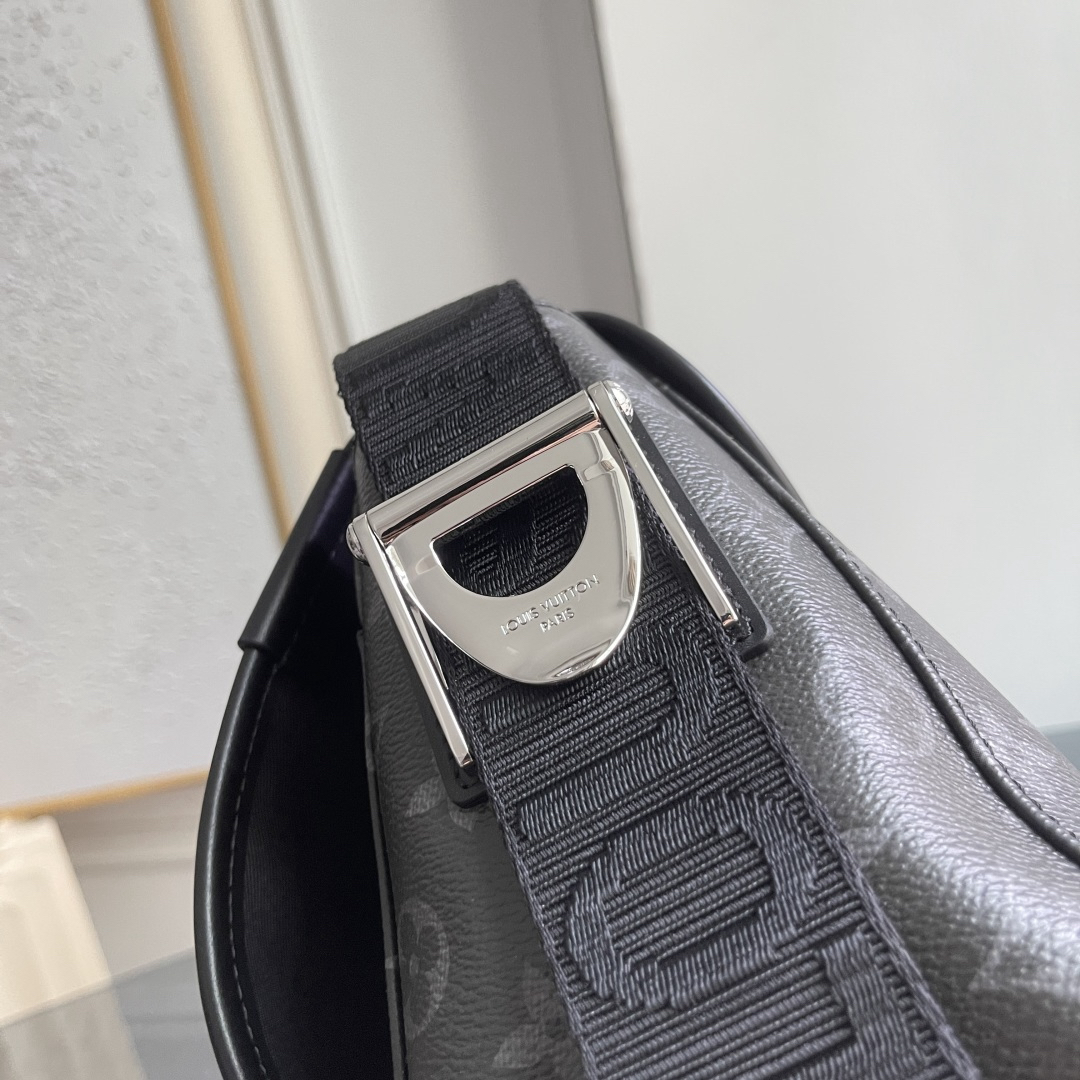 Louis Vuitton Messenger Bag M28630