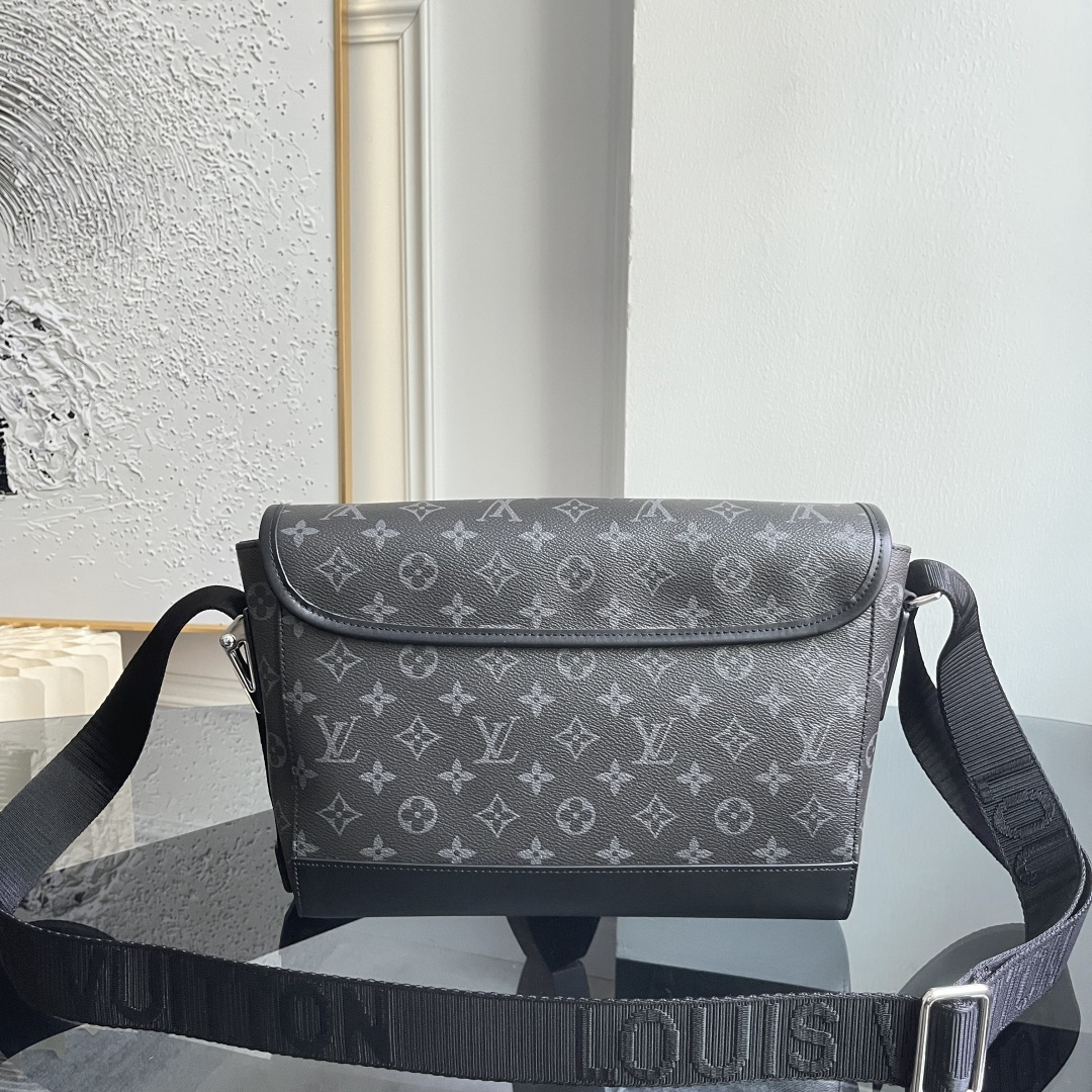 Louis Vuitton Messenger Bag M28630
