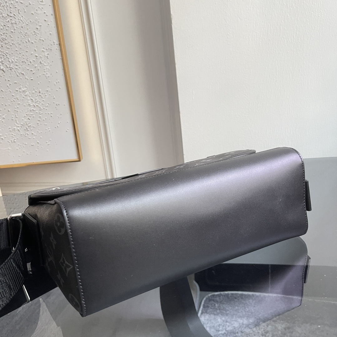 Louis Vuitton Messenger Bag M28630