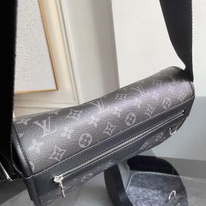 Louis Vuitton Messenger Bag M28630