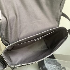 Louis Vuitton Messenger Bag M28630
