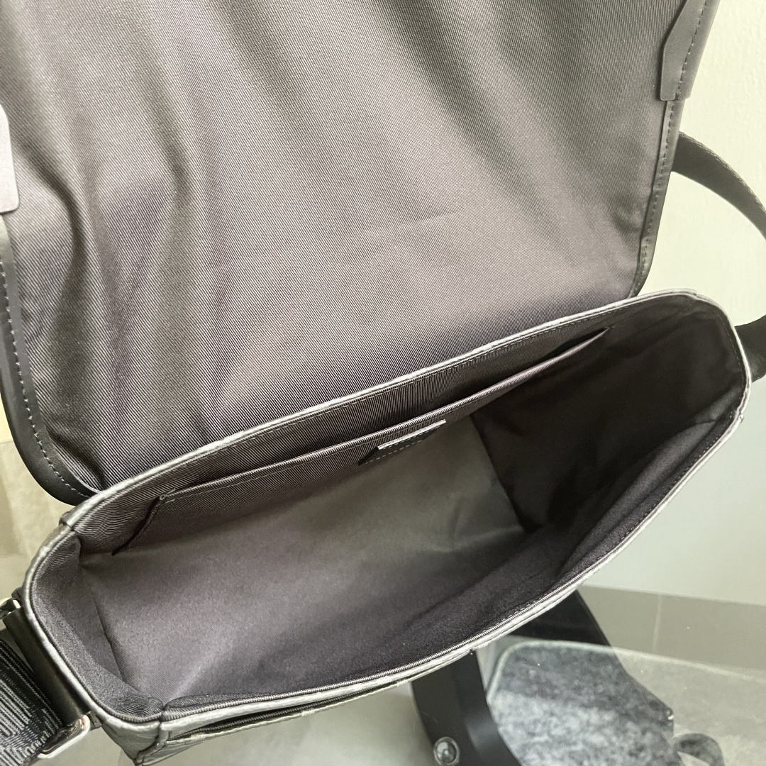 Louis Vuitton Messenger Bag M28630