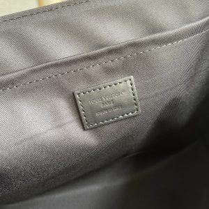 Louis Vuitton Messenger Bag M28630