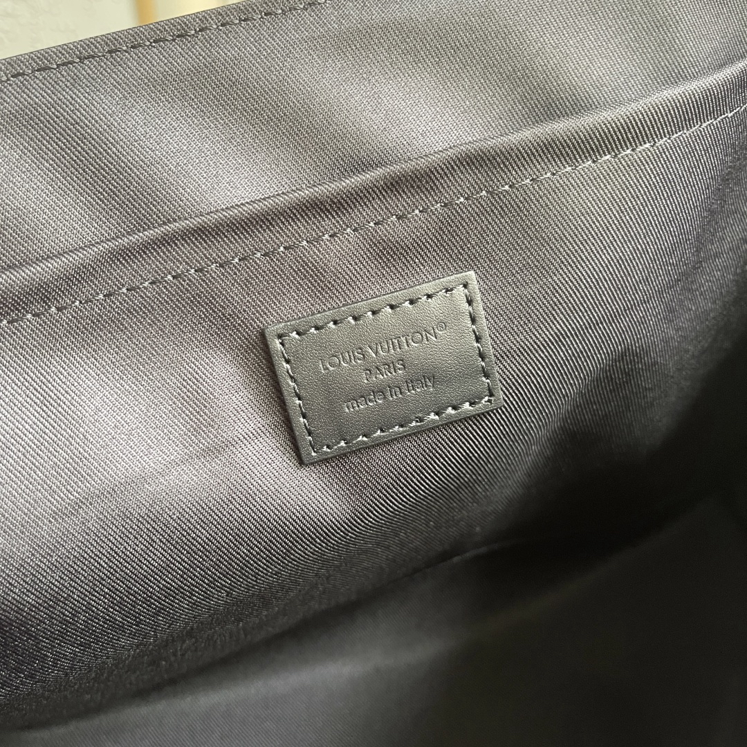 Louis Vuitton Messenger Bag M28630
