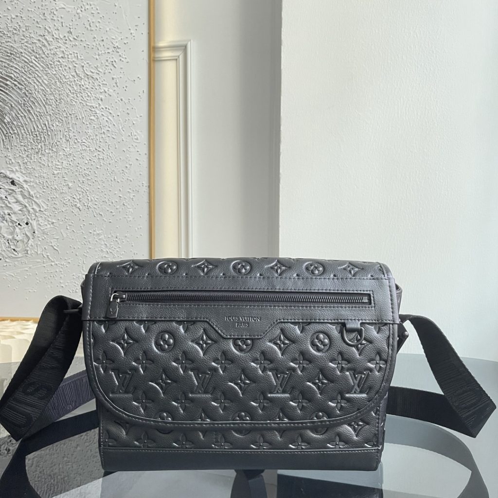Louis Vuitton Messenger Bag M28781 in Black