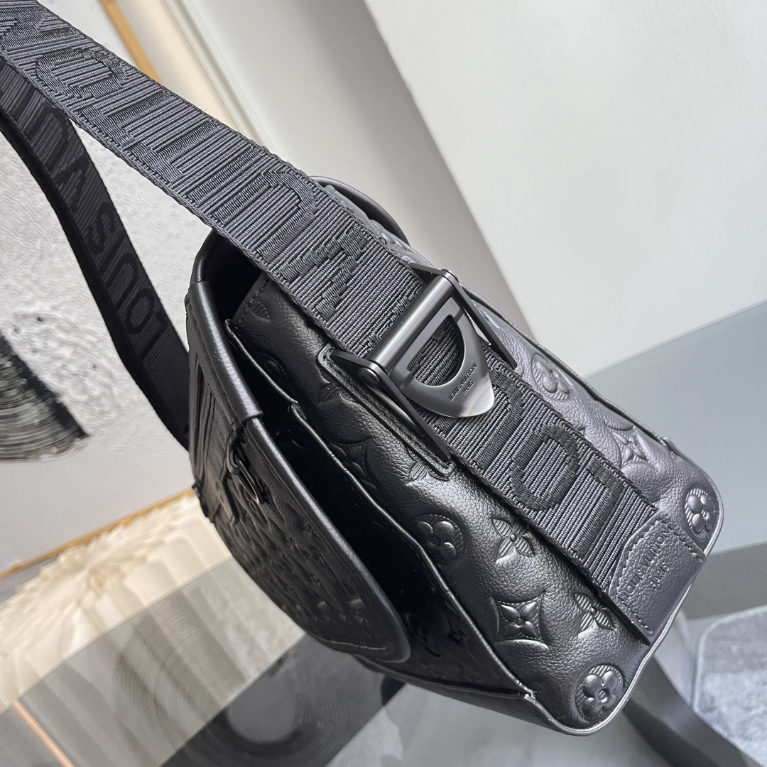 Louis Vuitton Messenger Bag M28781 in Black