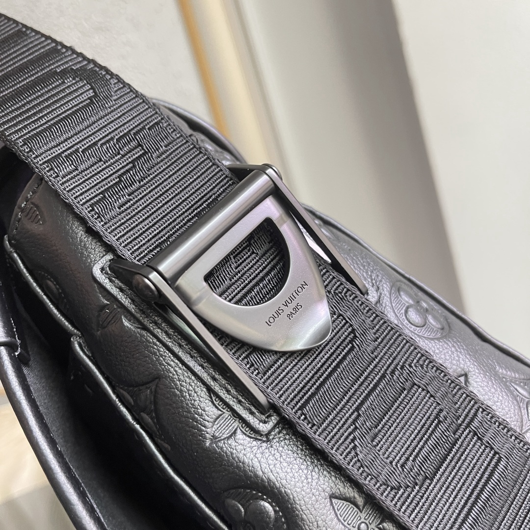 Louis Vuitton Messenger Bag M28781 in Black