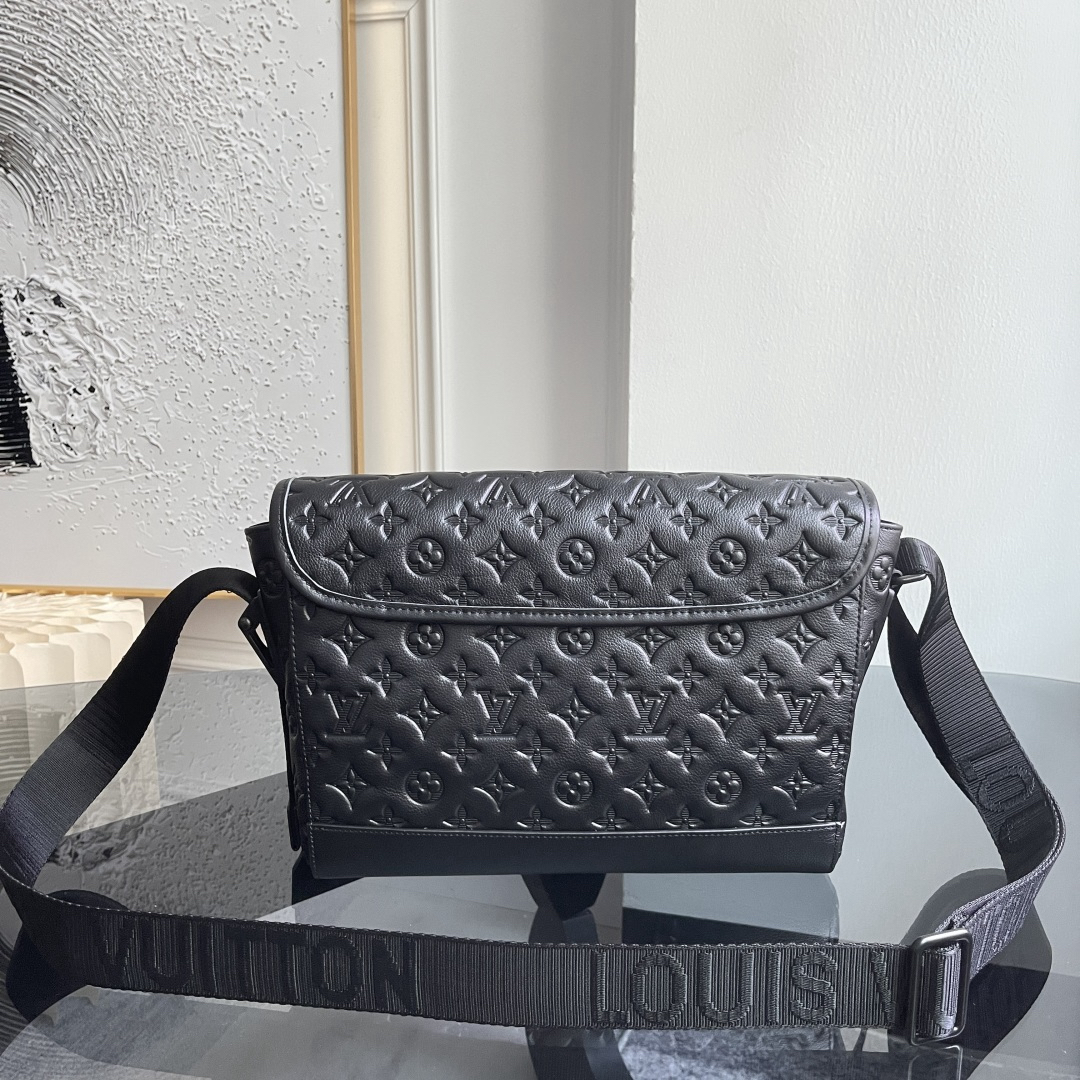 Louis Vuitton Messenger Bag M28781 in Black