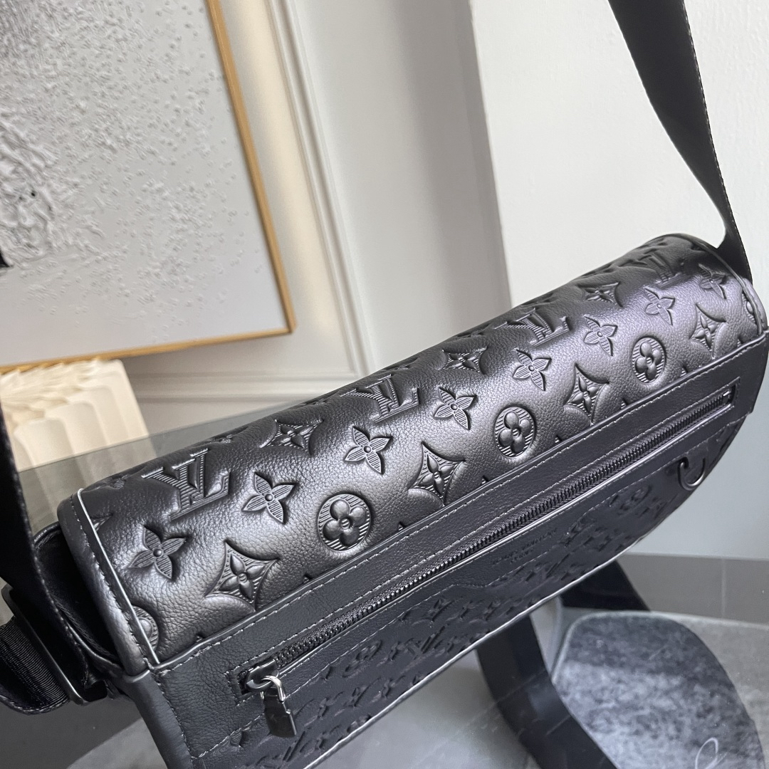 Louis Vuitton Messenger Bag M28781 in Black
