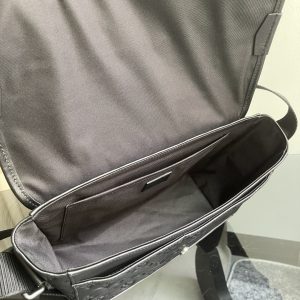 Louis Vuitton Messenger Bag M28781 in Black