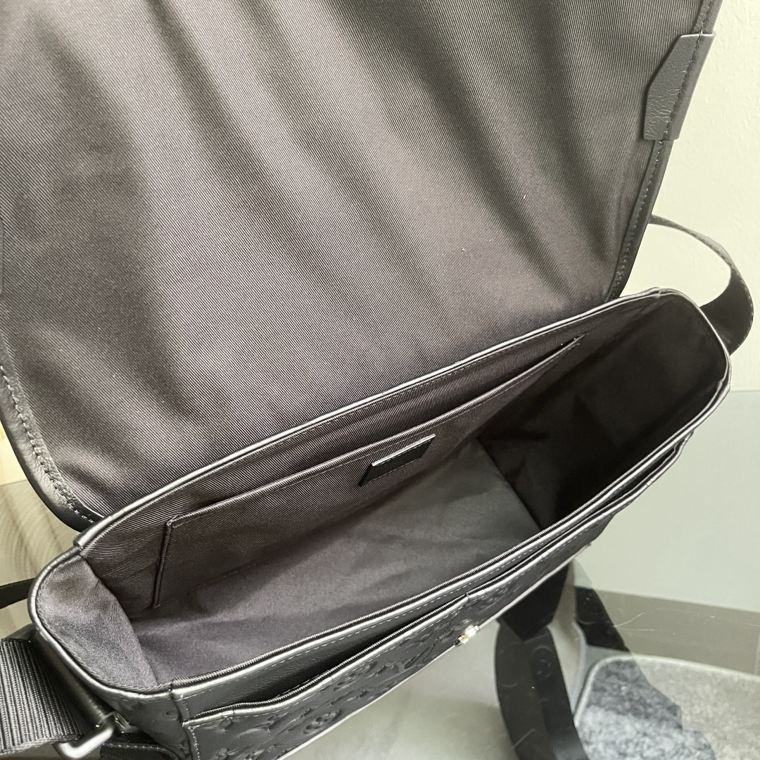 Louis Vuitton Messenger Bag M28781 in Black