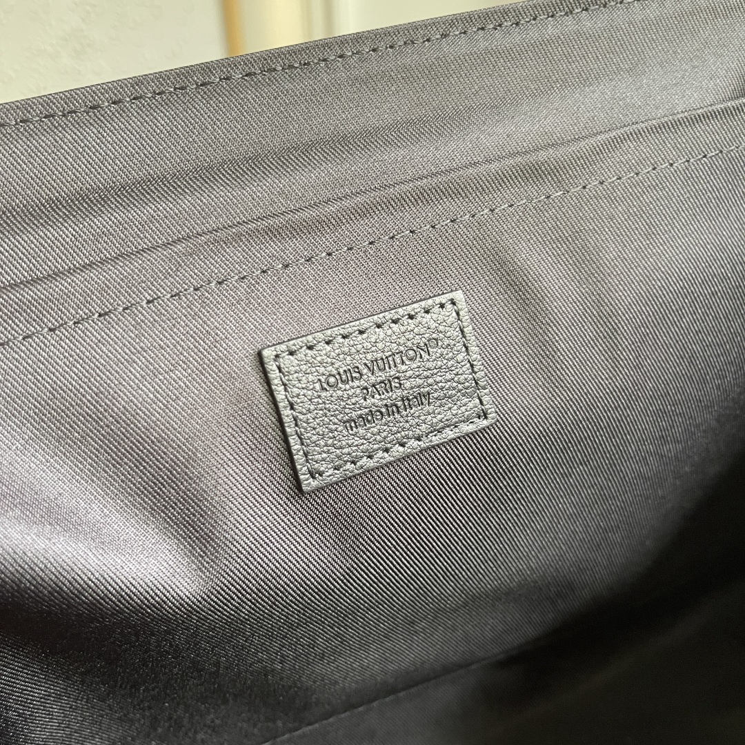 Louis Vuitton Messenger Bag M28781 in Black