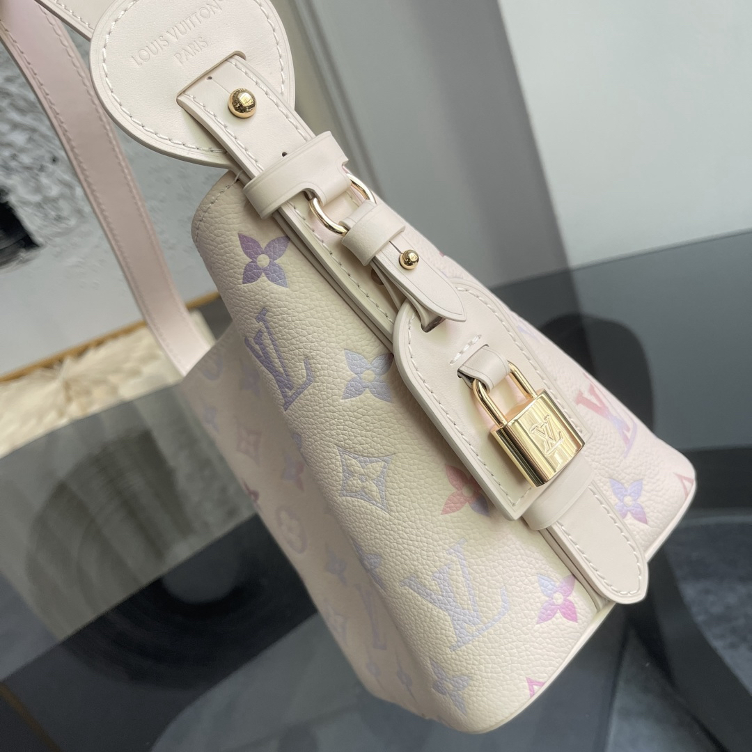 Louis Vuitton Shoulder Bag M25673