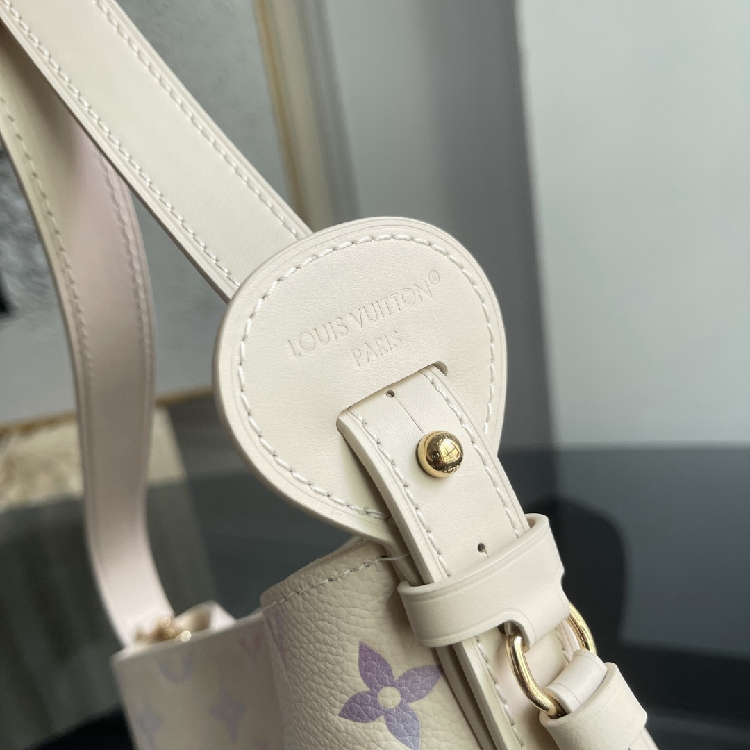 Louis Vuitton Shoulder Bag M25673