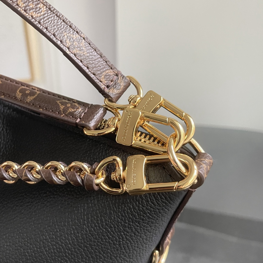 Louis Vuitton Handbag M29195 in Black