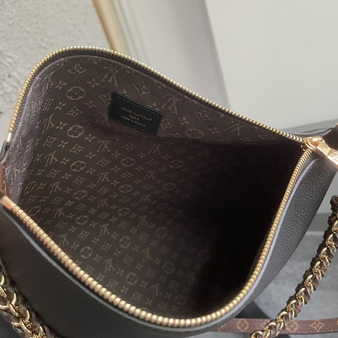 Louis Vuitton Handbag M29195 in Black