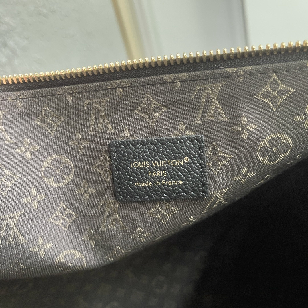 Louis Vuitton Handbag M29195 in Black