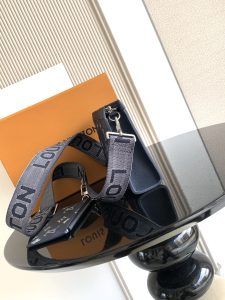 Louis Vuitton Handbag M28818