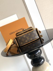 Louis Vuitton Handbag P600