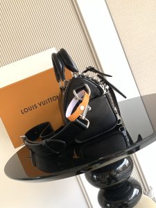 Louis Vuitton Handbag M13988