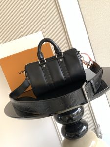 Louis Vuitton Handbag M13988