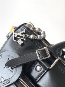 Louis Vuitton Handbag M13988