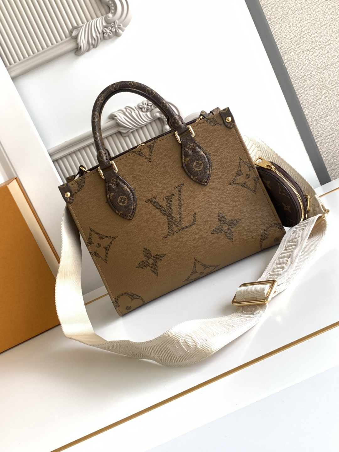 Louis Vuitton Handbag M46373