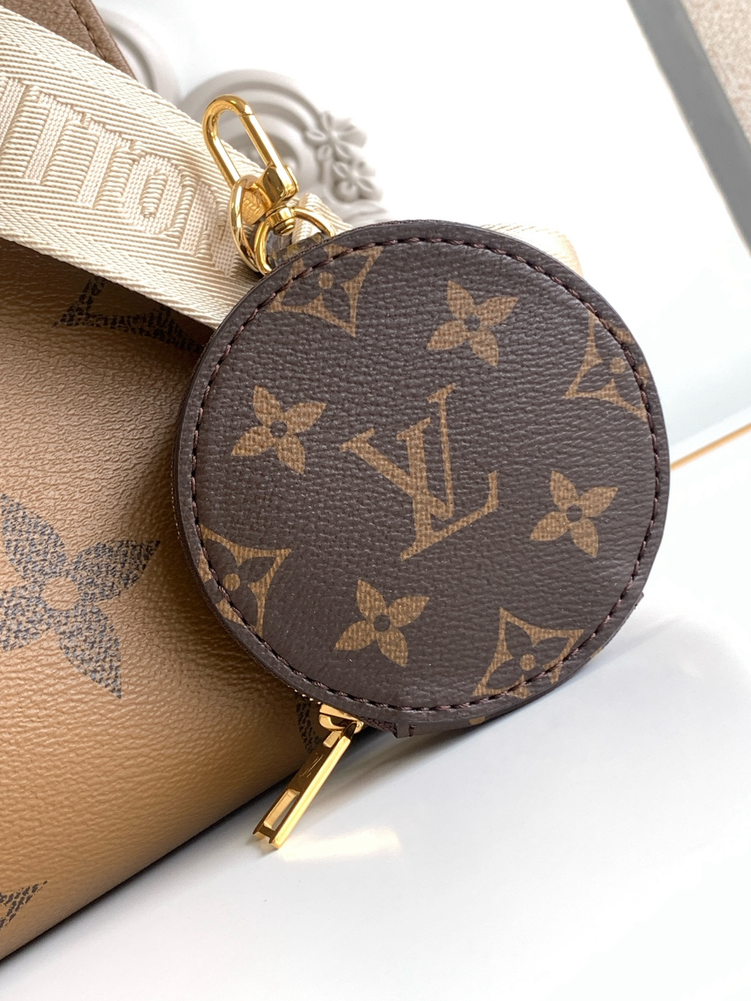 Louis Vuitton Handbag M46373