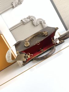 Louis Vuitton Handbag M46373